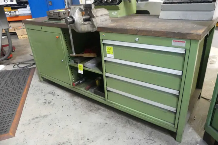 Werkbank, mit Schraubstock, ohne Inhalt Maße in cm ca. 200 x 75 x 85